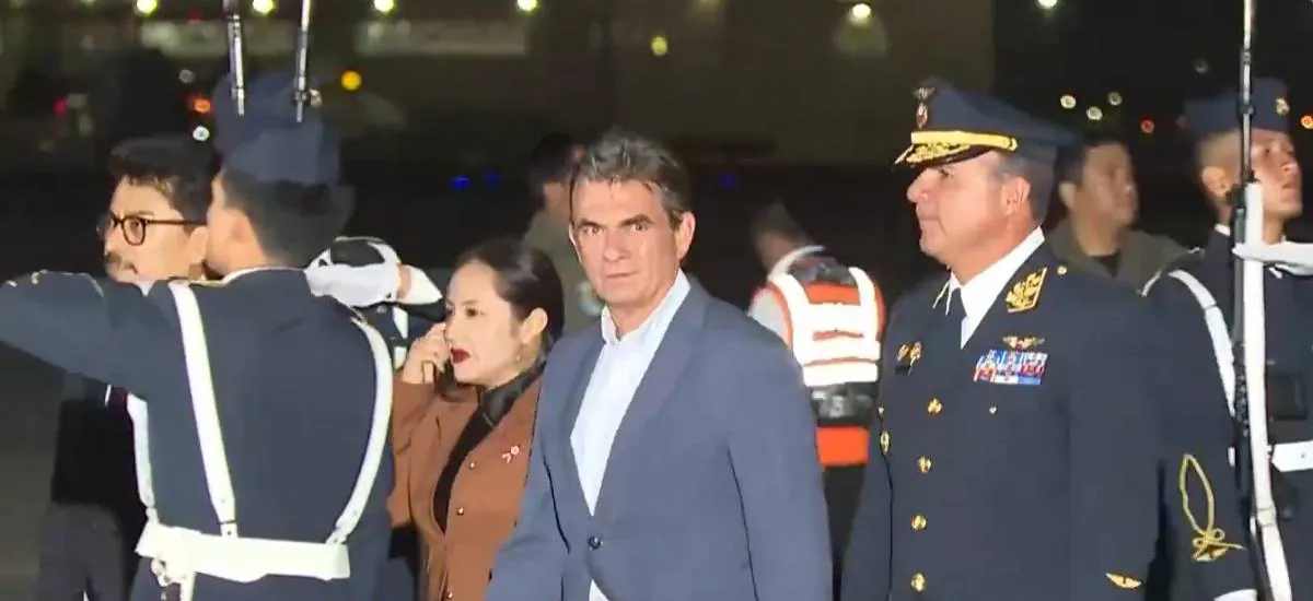 Presidente Paz llega a Perú para participar en la investidura de Keiko Fujimori
